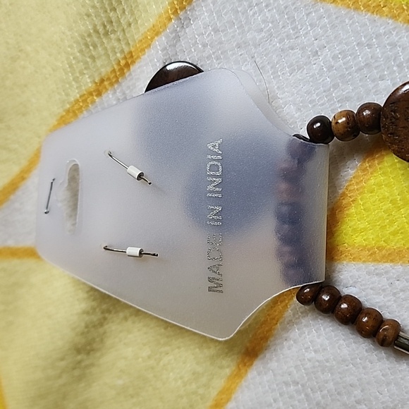 NWT- Beautiful Wooden Necklace and Dangle Earrings in Brown - Picture 10 of 11